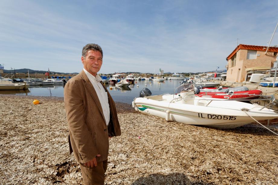 Un impressionnant tapis de posidonies mortes dans le port de Saint-Elme : pour y remédier, le syndicat Ports Toulon Provence met en service en fin de semaine, un procédé expérimental « déjà utilisé dans des ports des Bouches du Rhône, avec des résultats concluants », explique André Thomas, directeur d'exploitation et de gestion patrimoniale.