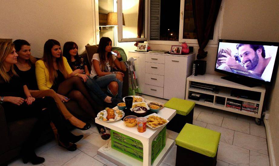 Émilie, Marina et Clémentine au premier rang des supportrices d'Élodie et Martika.