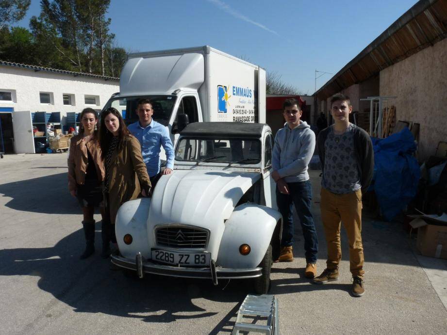 Les étudiants réunis autour de la 2CV qui attend de connaître une seconde jeunesse.