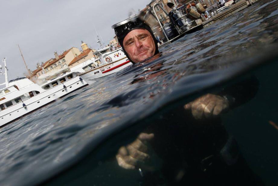 Frédéric Ducatti, plongeur chevronné, part régulièrement à la recherche sous-marine d'engins explosifs datant de la dernière guerre. Ci-contre, chaque découverte est photographiée et immédiatement signalée aux démineurs de Toulon.