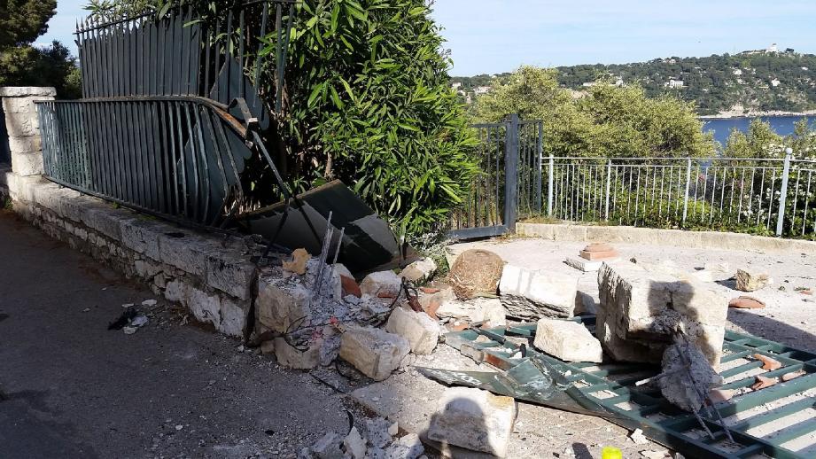 La voiture a fini sa course contre le mur d'une villa.