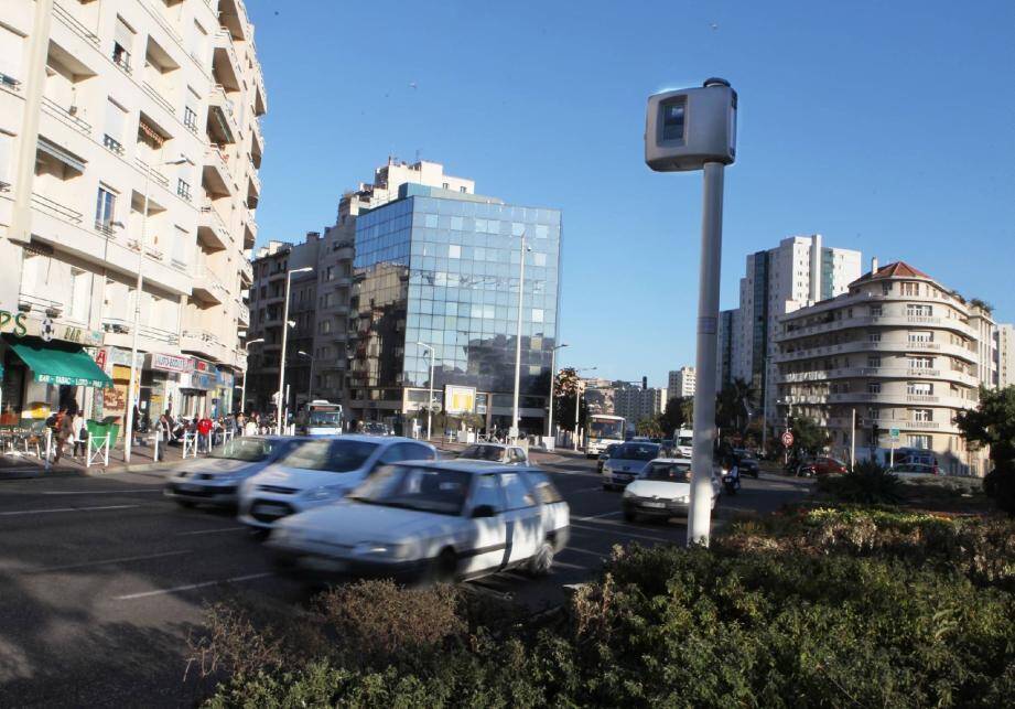 Centre-ville de Toulon, carrefour du Champ-de-Mars : le feu rouge le plus flasheur du Var.(Éric Estrade)