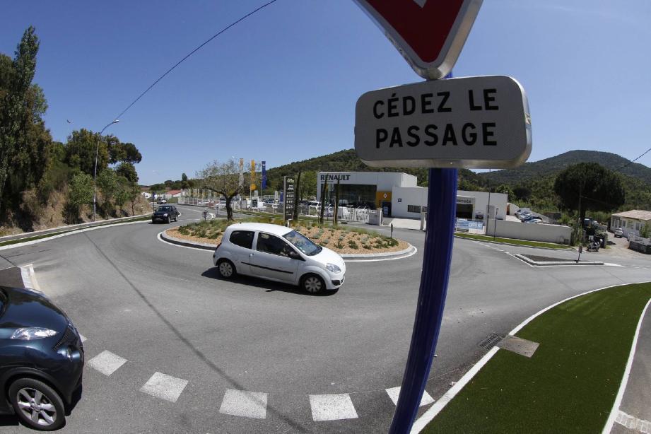 Le rond-point créé à l'entrée du pôle d'activités économiques de Camp-Ferrat 1 a permis de réduire la vitesse des automobilistes de manière très significative. C'est ce que les acteurs de la vie locale ont largement constaté ces derniers mois.