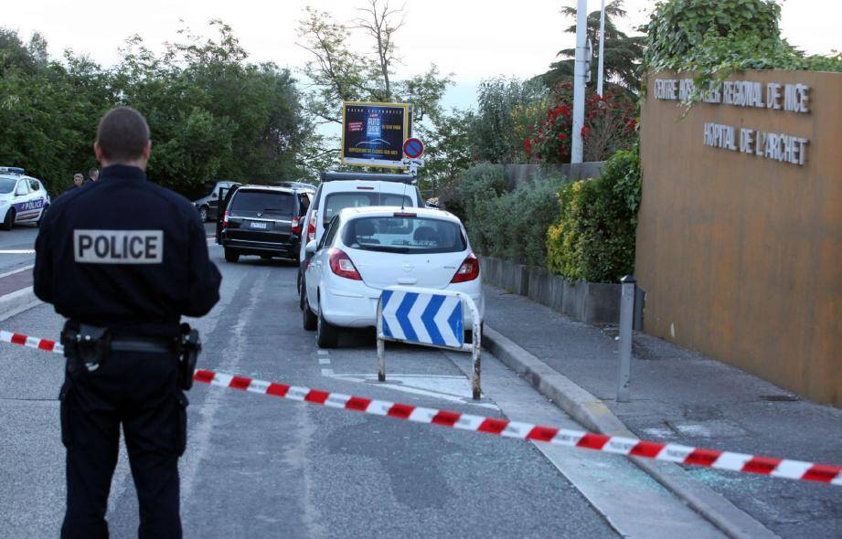 Le véhicule sortait de l'hôpital L'Archet 1 (à droite sur la photo), lorsqu'un tireur embusqué a ouvert le feu sur les passagers.