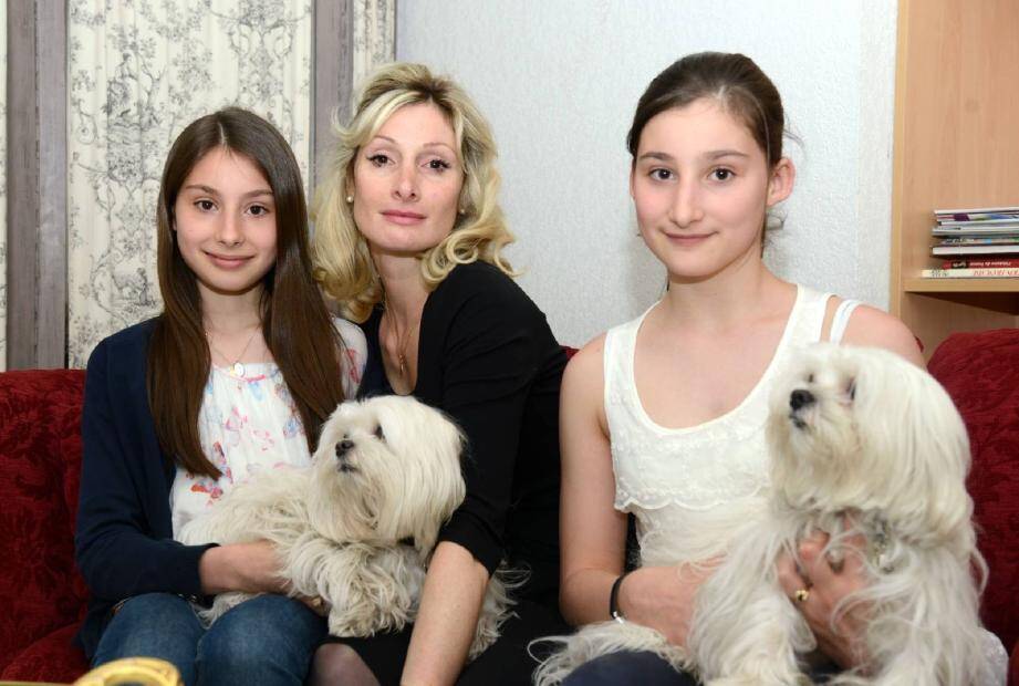 Cristal et Jeanne clament qu'elles veulent rester à Cannes auprès de leur maman Annick.