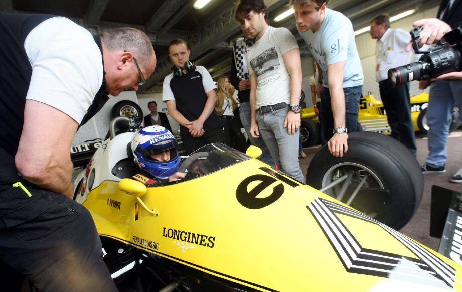 Alain Prost (ici couvé du regard par ses fils, Nicolas et Sacha, avant le départ) : « Prendre le volant de la RE 40 sur ce tracé, ça ravive des sensations oubliées. »