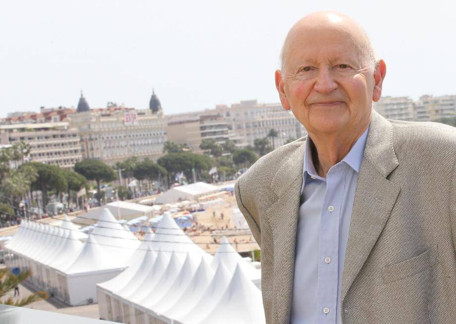 En attendant d'habiter peut-être à Cannes, Gilles Jacob savoure les derniers jours de sa présidence au Festival de Cannes, depuis son bureau situé au 3e étage du « bunker », avec vue imprenable sur la Croisette. Un décor de film !