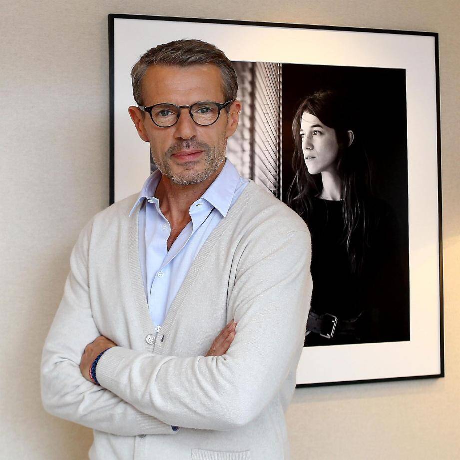 Lambert Wilson, maître de cérémonie sans chichi mais pas sans esprit, ce soir à Cannes.