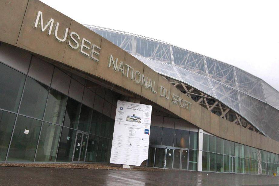 Le Musée national du Sport est situé sur 2 500 m2 au rez-de-chaussée de l'Allianz Riviera et ses réserves sont entreposées dans 17 chapelles de 2 500 m2 au sous-sol.