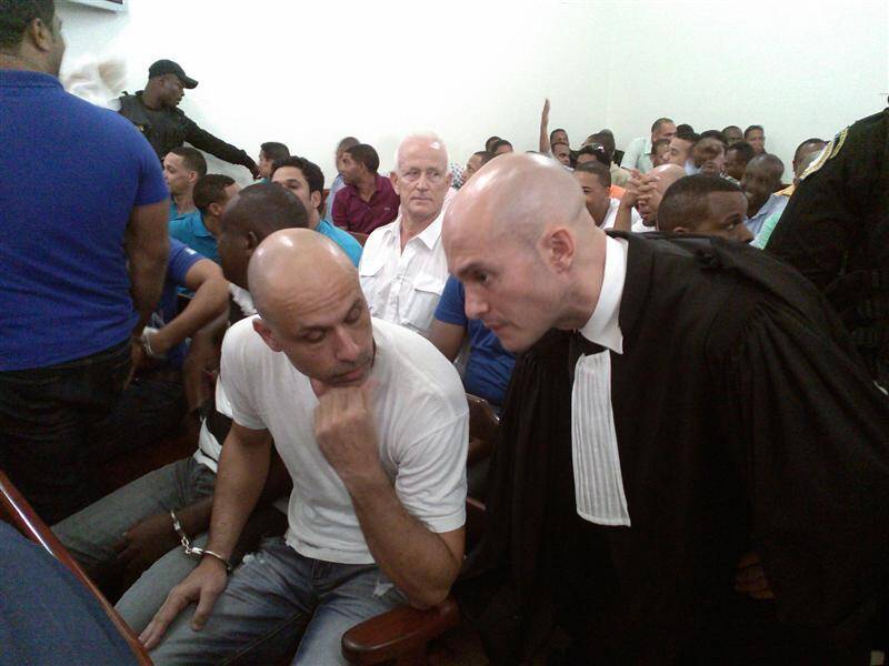 Nicolas Pisapia et son avocat français Me Julien Pinelli lors de l'ouverture de l'audience préliminaire, le 25 avril 2014, au tribunal de Saint-Domingue.