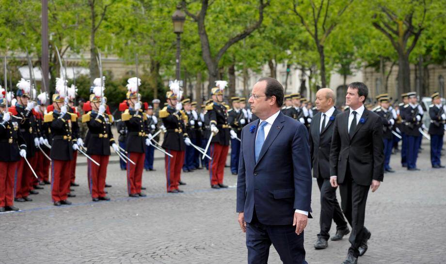 Le Président François Hollande, le Premier ministre Manuel Valls et le ministre de la Défense Jean-Yves le Drian lors de la commémoration de la victoire du 8 mai 1945.