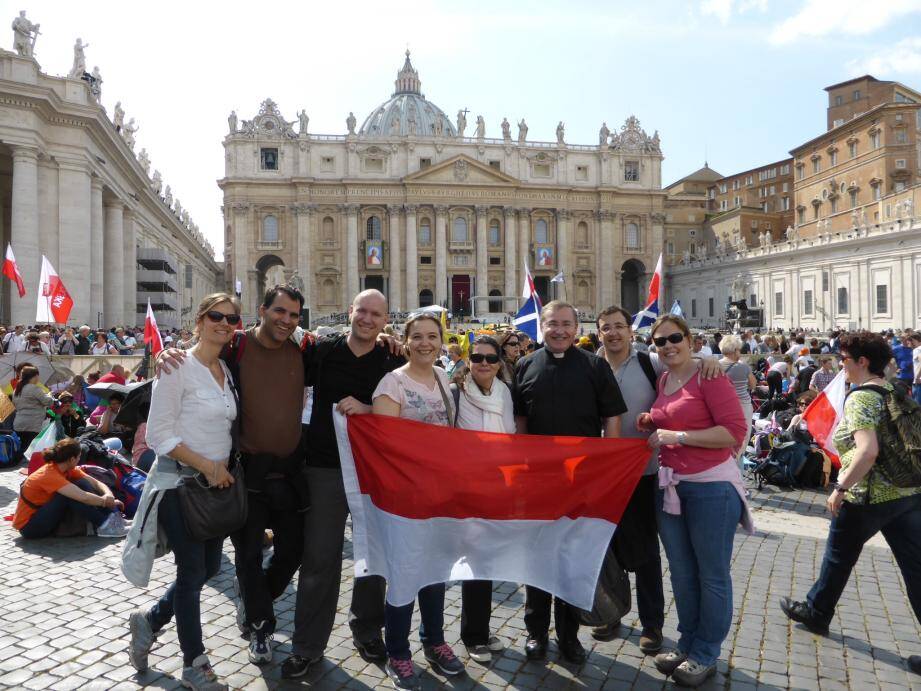 Un groupe de trentenaires de la "génération Jean-Paul II" s'est rendu à Rome pour assister à la canonisation des papes Jean-Paul II et Jean XXIII.