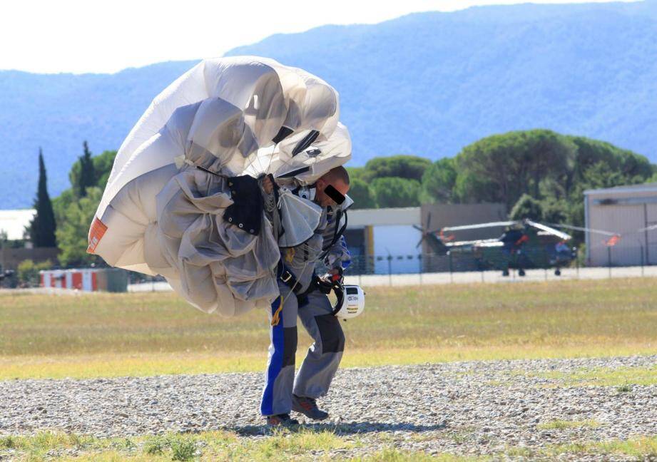 ARCHIVES. La base du Cannet-des-Maures