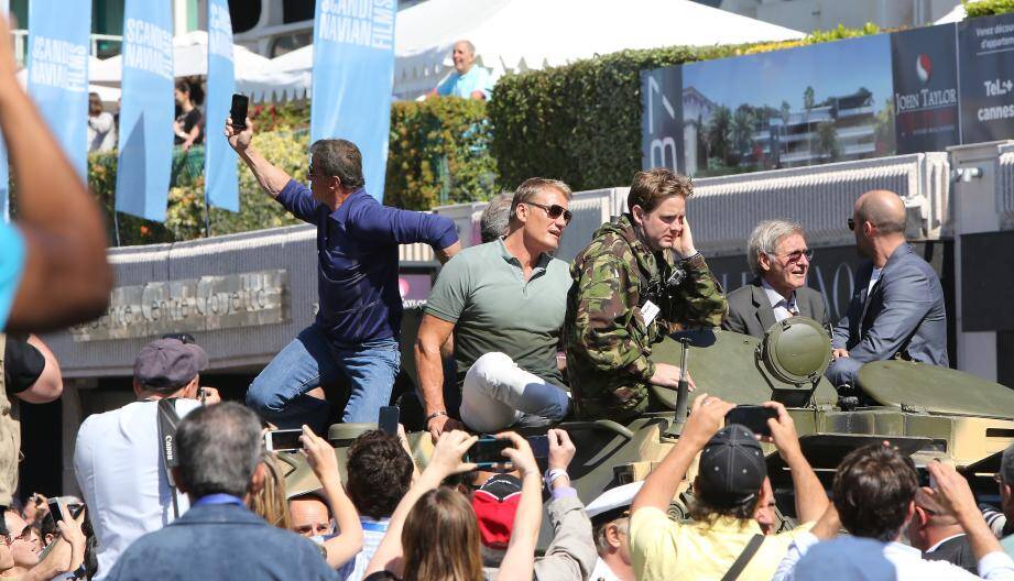 Perché sur un char avec ses potes d'Expendables, Sylvester Stallone tente un selfie.