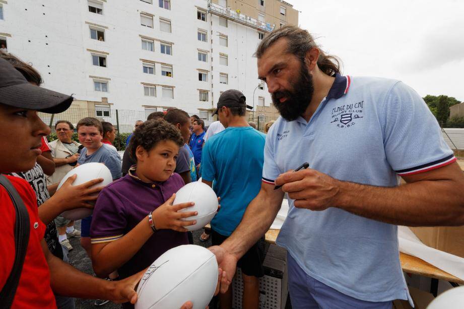 Sébastien Chabal, le barbu le plus célèbre de France, lors d'une visite au chantier du futur Citystade à La Seyne.