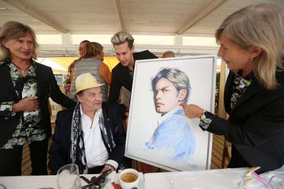 Helmut Berger avait choisi la plage de Nioulargo pour réunir ses amis dont le designer Florian Wess (au centre) qui lui a offert un portrait à son image pour son anniversaire. (Photos Franz Chavaroche)