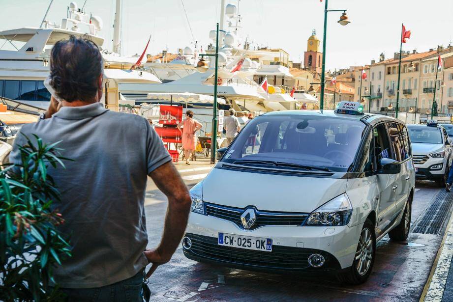 Les taxis tropéziens ont une autorisation légale pour stationner. Les VTC, eux, doivent être commandés par les clients.