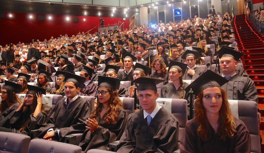 Avec leurs chapeaux et leurs toges, symboles de la cérémonie des diplômes, les étudiants se sont retrouvés samedi, au Grimaldi Forum.