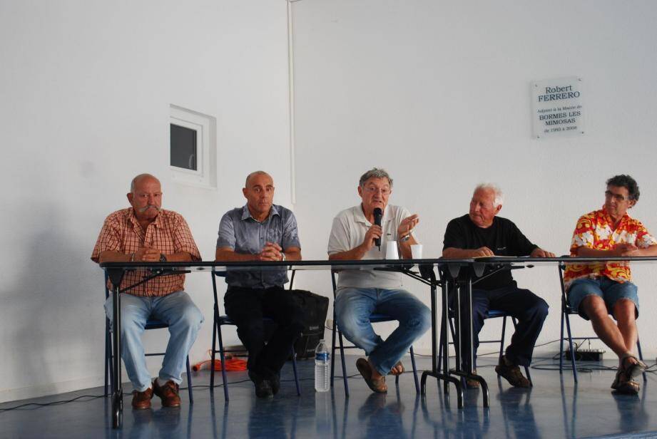 Les membres du bureau directeur (Georges Giraud, Francis Giorgi, Gorges Massolini) avec le maire François Arizzi et son adjoint Daniel Monier (photo du haut) ont pointé certains problèmes face à l'assistance.