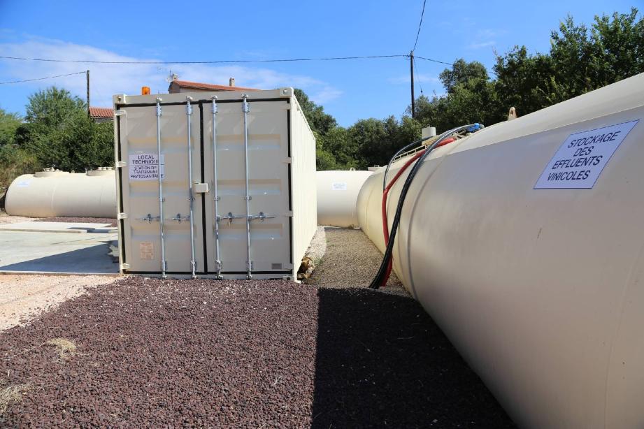 La cuve de stockage des effluents vinicoles (à droite) est la première étape de l'opération. Les effluents rejoindront ensuite la cuve de traitement (au fond à droite) . Les effluents phytosanitaires sont stockés, eux, dans une autre cuve (au fond à gauche) avant d'être traités à l'intérieur du préfabriqué (au centre) .