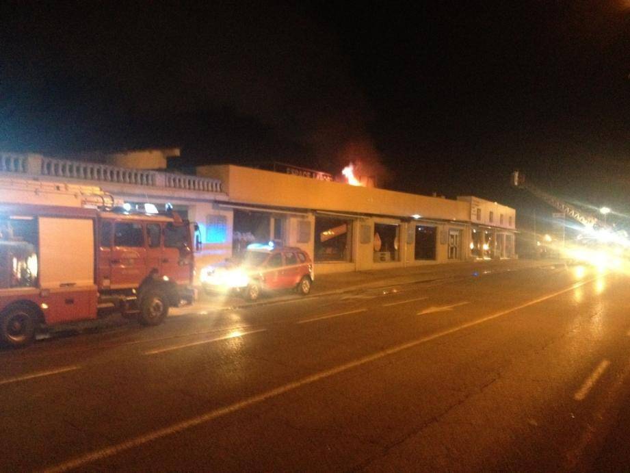 Un magasin de meubles ravagé par les flammes