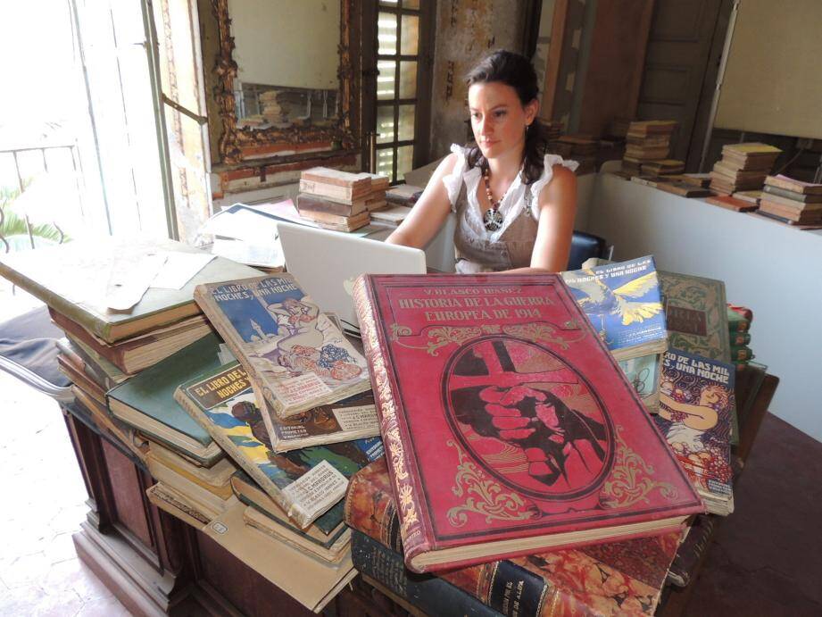 Cécile Fourrel de Frettes, maitres de conférence, étudie la bibliothèque de Blasco Ibanez. / Nice Mayin, P.A.