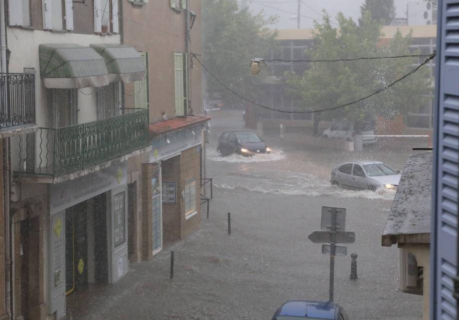 Selon Météo France, il est tombé à Brignoles 75mm de pluie en moins d'une heure. 