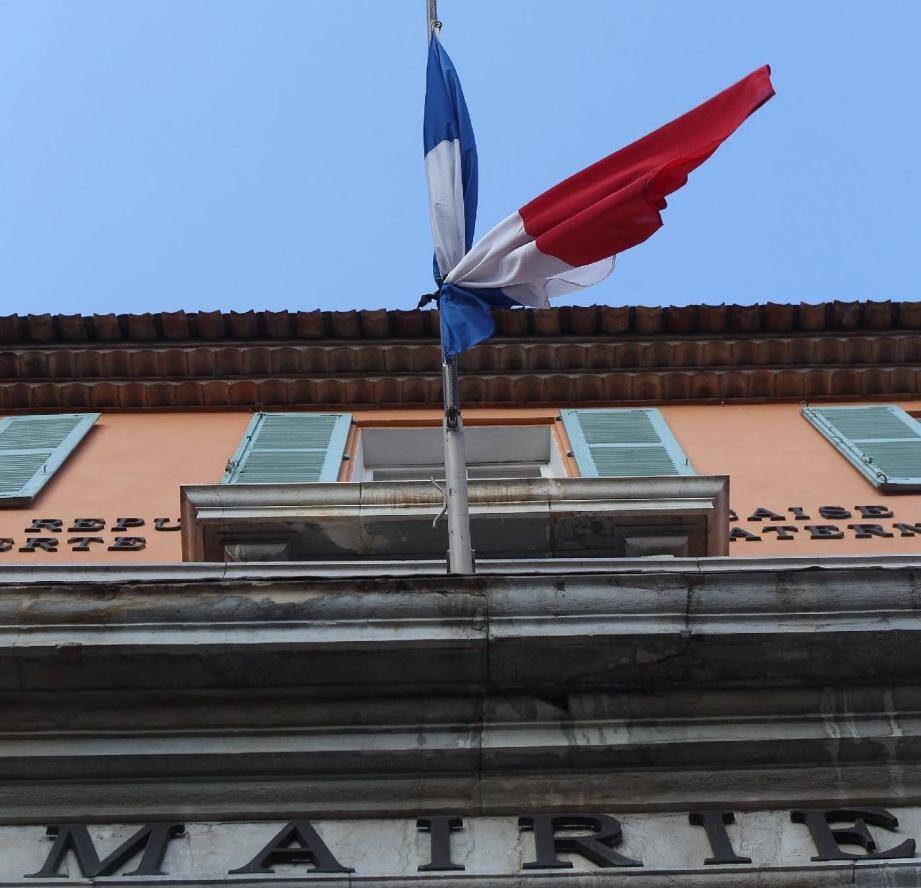 Dans le Var, sur tous les bâtiments municipaux, les drapeaux tricolores sont hissés à mi-hauteur, comme ici à la mairie de Fréjus.