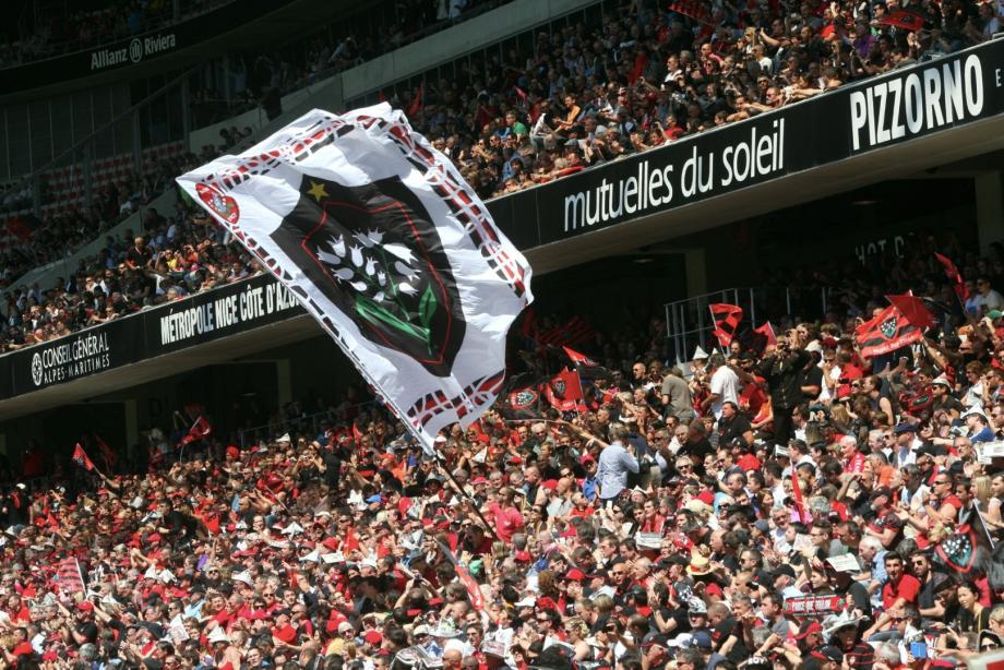 Des supporters du RCT à l'Allianz Riviera.