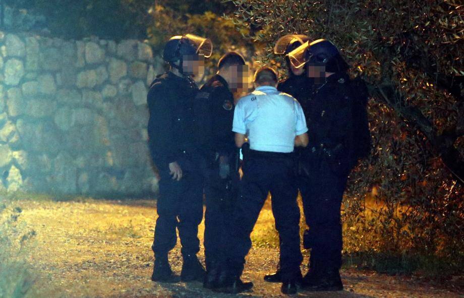 Les gendarmes avant l'intervention sur le drame familial à Saint-Martin-du-Var