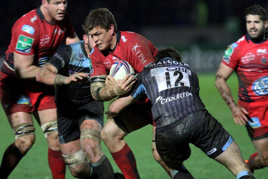 Le toulonnais Juanne Smith lutte face aux joueurs de Glasgow lors du match de coupe d'Europe H Cup Glasgow Warriors - Rugby Club Toulonnais.