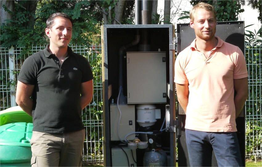 Pierre et Simon devant les composants de la machine anti-moustiques. 