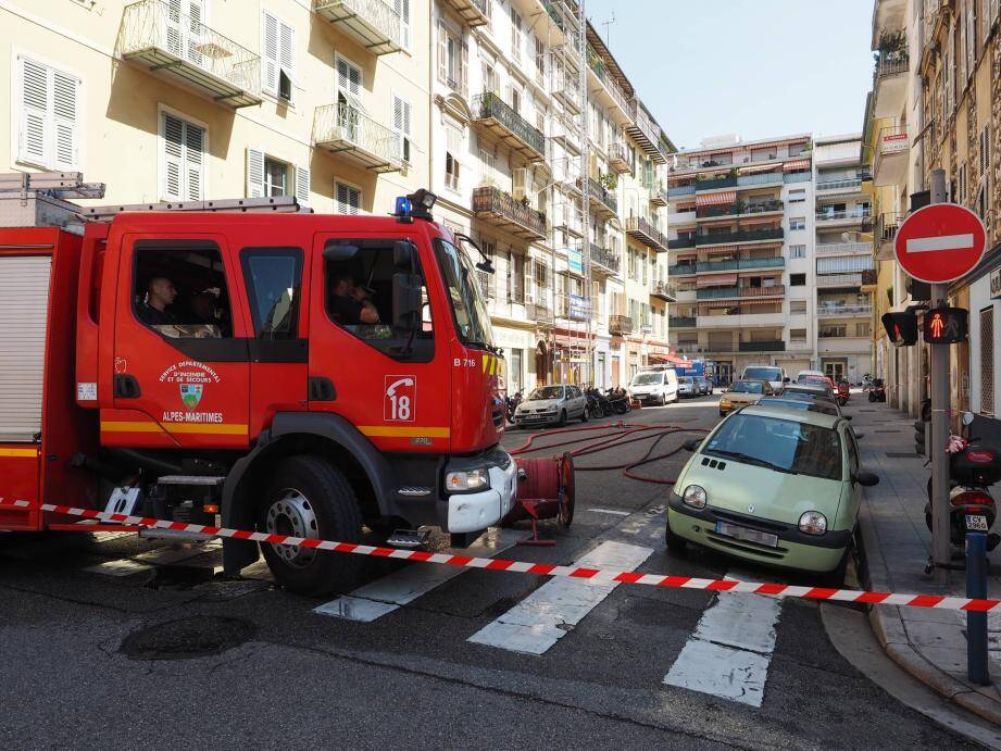 L'incident aurait pour origine une rupture de canalisation "moyenne pression" sous le goudron de la rue Lascaris.