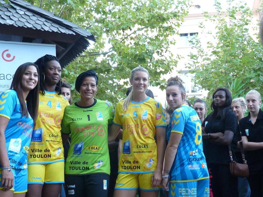 Lundi, à l'occasion de la présentation officielle de l'équipe, Jeanne-Marie de Torres et Perrine Paul (photos de droite) ont rappelé à l'ensemble de l'effectif tout le sérieux qu'elles attendaient de leurs joueuses.