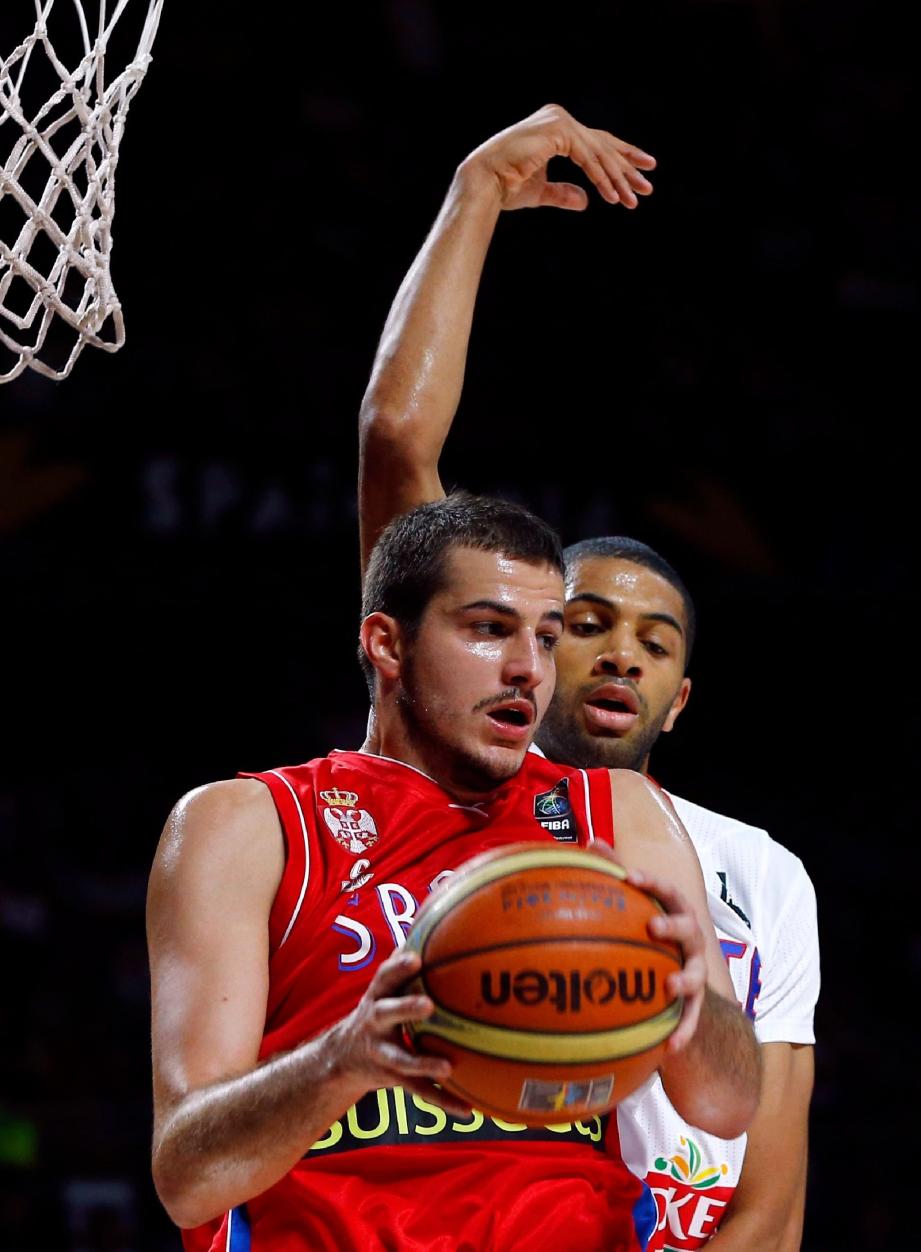 Un Batum énorme (35 points), ici derrière Bjelica, n'a pas suffi pour les Bleus.