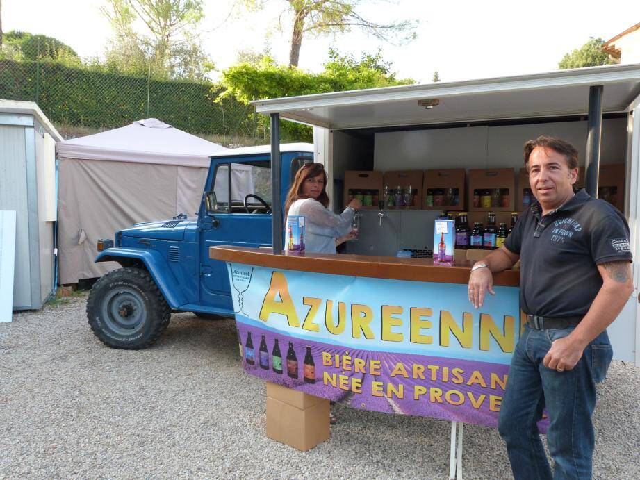 Magali à la tireuse, Didier au comptoir, devant ce magnifique 4x4 Toyota BJ40 bleu de 1986, reconditionné en bar de dégustation mobile.