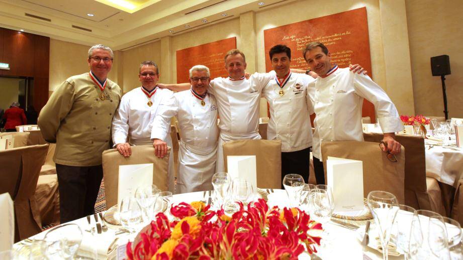 Vingt et un MOF ont répondu présent pour ce dîner (dont les cols en cuisine sur notre photo) qui marque le rapprochement des Alpes-Maritimes et du Var, co-organisé par Jean-Marc Delacourt.