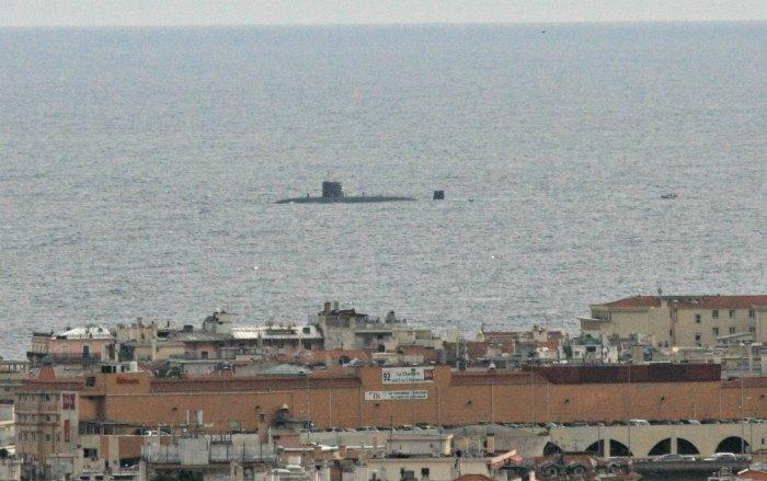 Le sous-marin photographié par un internautes depuis le Mont Carmel. 