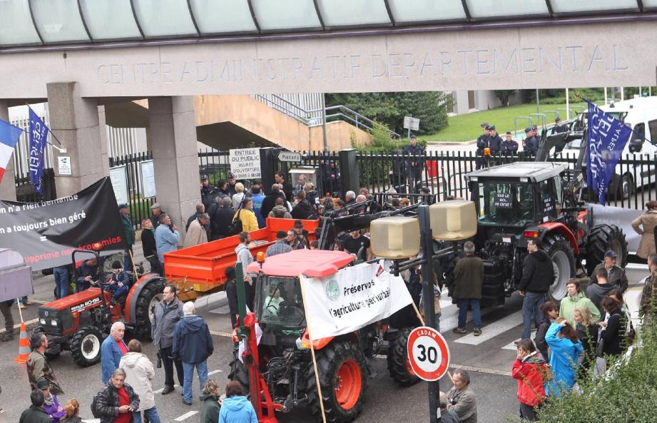 Les manifestants ont attendu devant les grilles du CADAM qu'une délégation soit reçue par le secrétaire général de la préfecture.