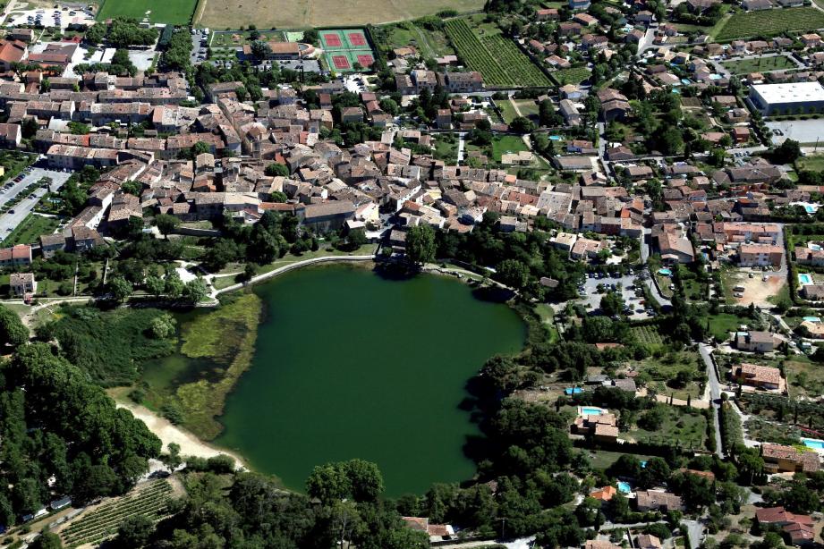 La commune de Besse et son maire Claude Ponzo ont fait un premier pas vers l'intercommunalité du Val d'Issole. Mais ce n'est pas du goût de Jean-Luc Longour, président de Cœur du Var qui craint que ce départ n'ébranle l'équilibre et la pérennité de la structure lucoise.