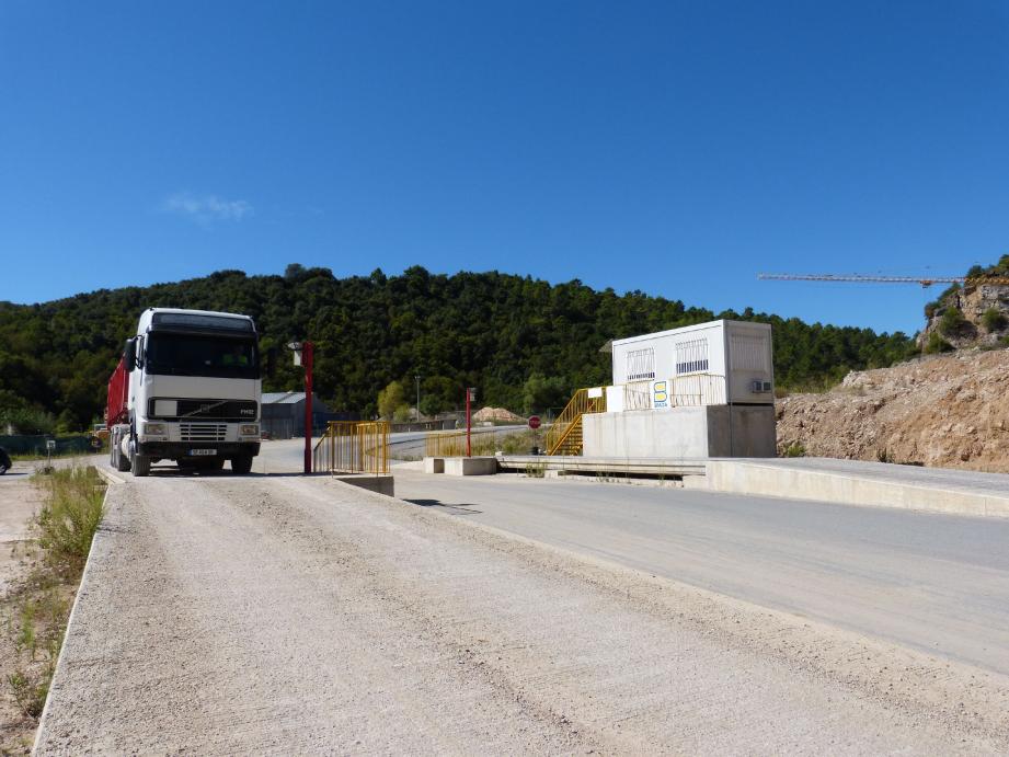 Les camions continuent d'arriver à La Roque. Pour le président de l'Adev, « le récépissé qui autorise l'exploitation du site est obsolète » .