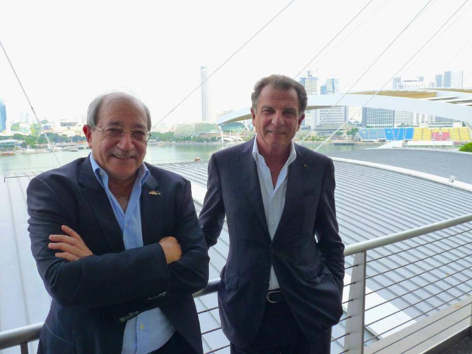 Ruchdi Hajjar et Michel Dotta, respectivement directeur général et président de la commission « Médias » de l'ACM, devant les tribunes du circuit du Grand Prix de Singapour.