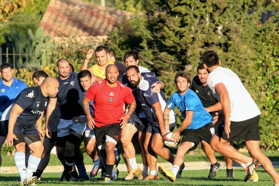 Le Montpelliérain Benoît Paillaugue lance le jeu sous les regards de quelques uns des meilleurs avants du Top 14. United colors of Barbarians...