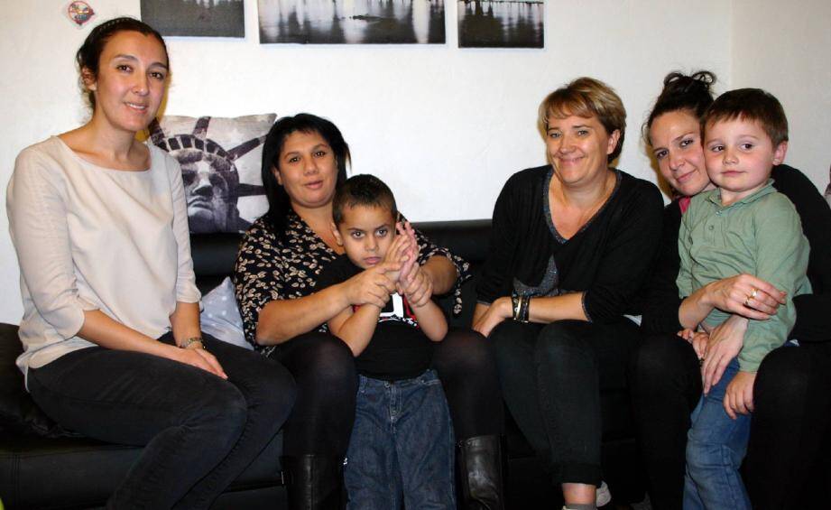 De g à d. Rafika, maman de Nassim, Micheline et son fils Imed, Magali, présidente fondatrice de l'association Le chemin bleu et Émilie, avec son fils Jack.