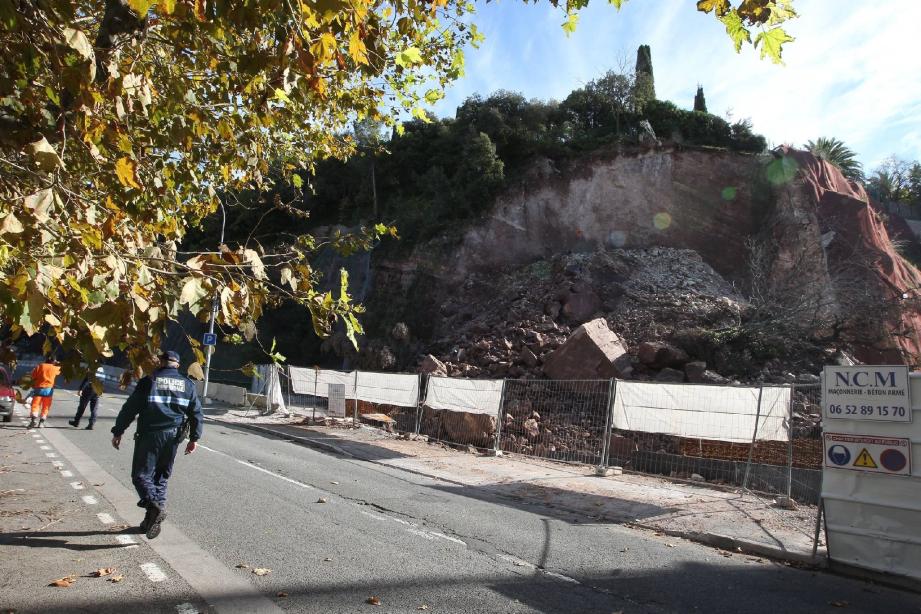 Une bonne partie de la falaise s'est déjà effondrée en plusieurs fois.