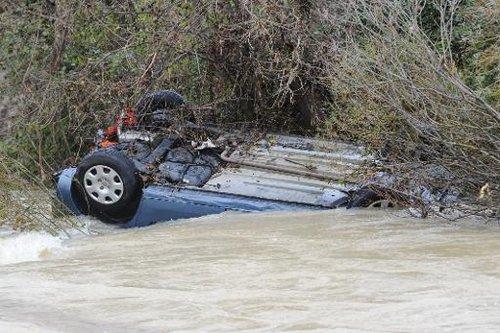 Trois personnes, dont un enfant, circulant en voiture ont péri, victimes des inondations dans le Gard, dans la nuit de vendredi à samedi, lors de deux accidents distincts. Un homme est également mort emporté dans sa voiture en Lozère.