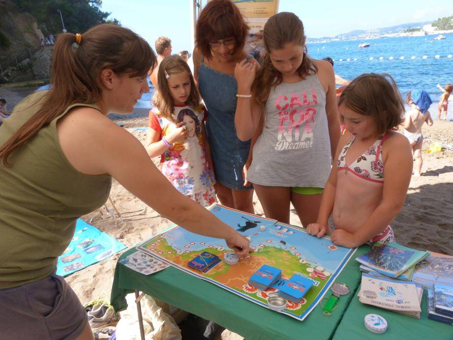 Des enfants participents à une opération de sensibilisation à la protection de l'environnement à Cap d'Ail