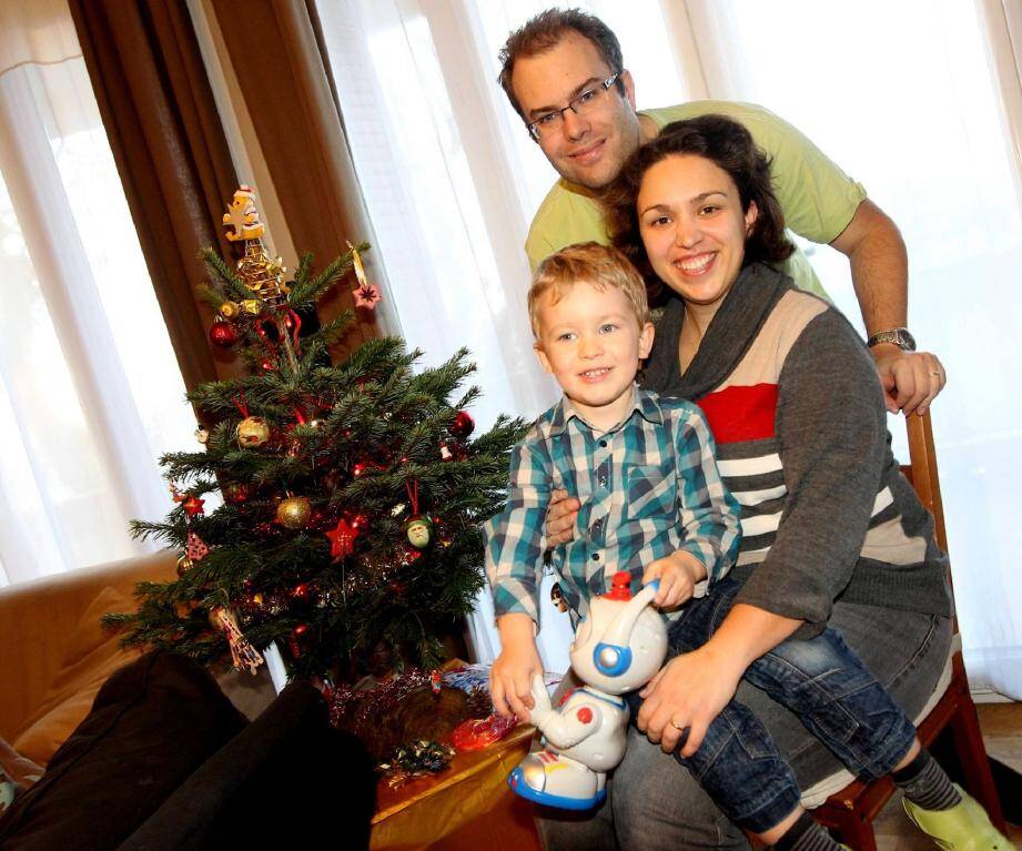 Arthur et ses parents, Christophe et Noémie.