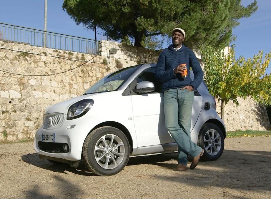 « Au volant de la nouvelle Fortwo, Ludovic a l'impression de conduire une vraie voiture, confortable et sûre. Avec le gros avantage d'un rayon de braquage super court. »