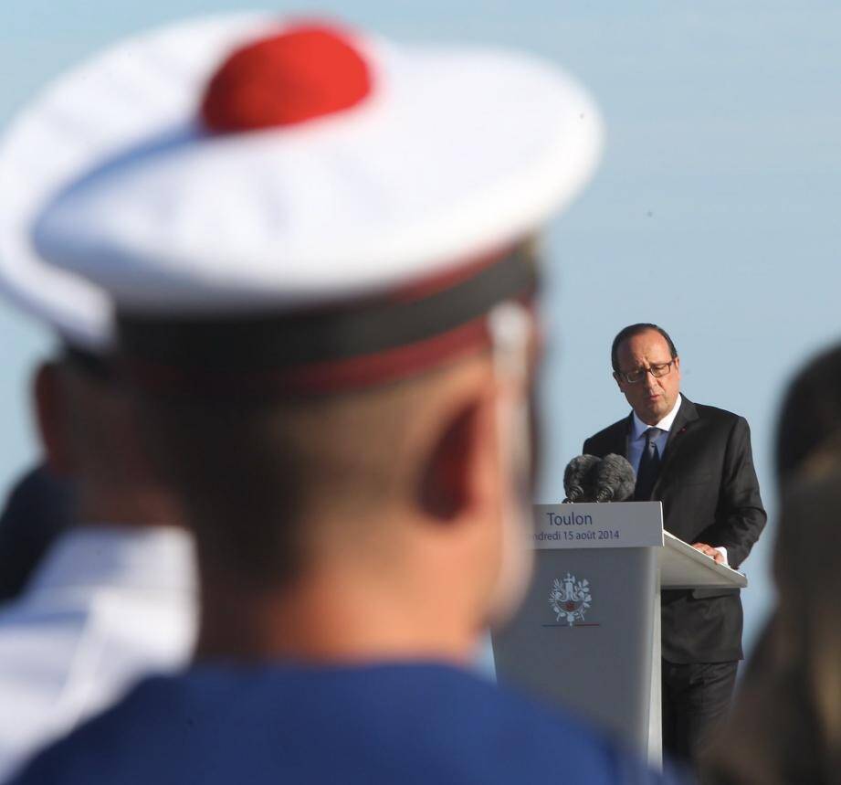 François Hollande sur le "Charles-de-Gaulle"